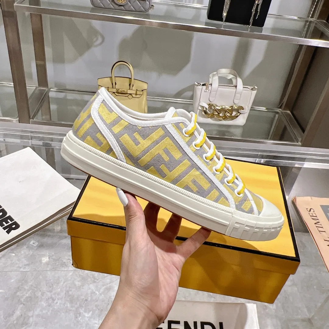 Couple style 💰460❤️Fendi Fendi's latest couple canvas shoes ❑ Fabric: Original customized imported jacquard canvas material ❑ Inner lining: Imported canvas material ❑ Sole: Original molded non-slip TPU outsole ❑ Bottom thickness: 2.5cm ❑ Size: Women's 35-40/Men's 39-45
